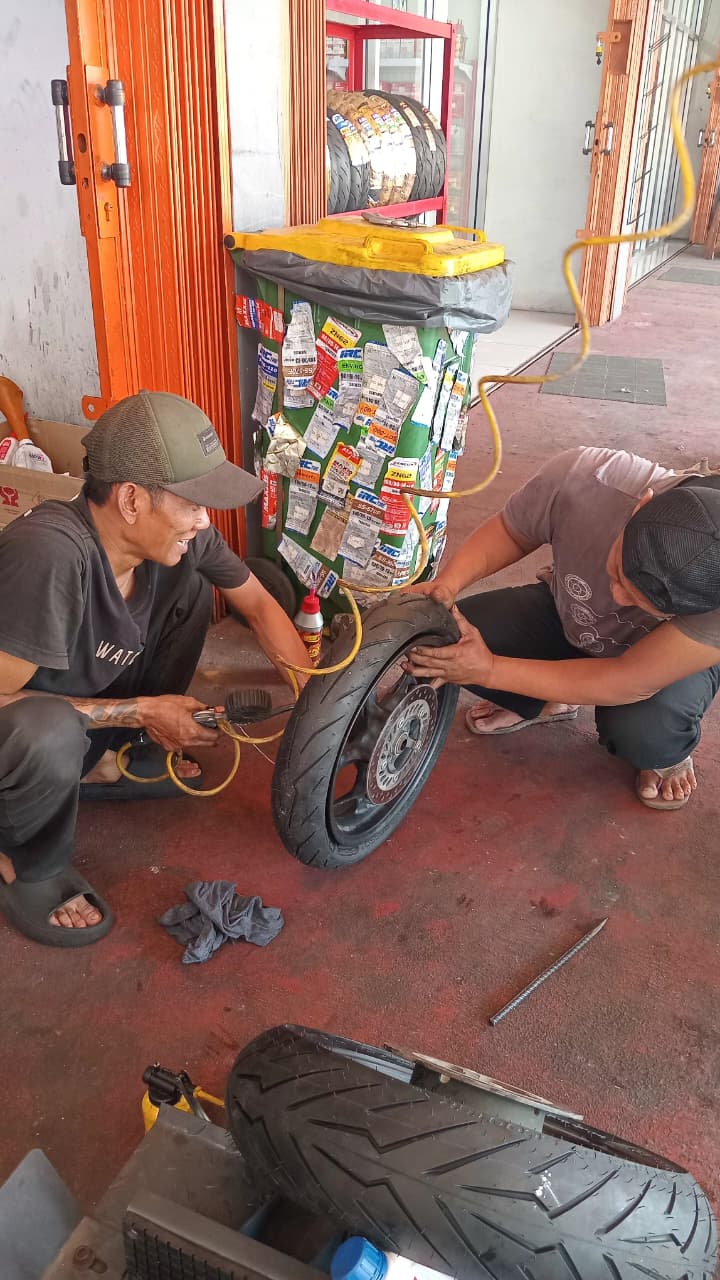 Mekanik sedang service motor